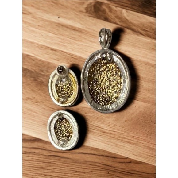 Two tone floral Pendant & Earrings set silver gold tone - Picture 4 of 7